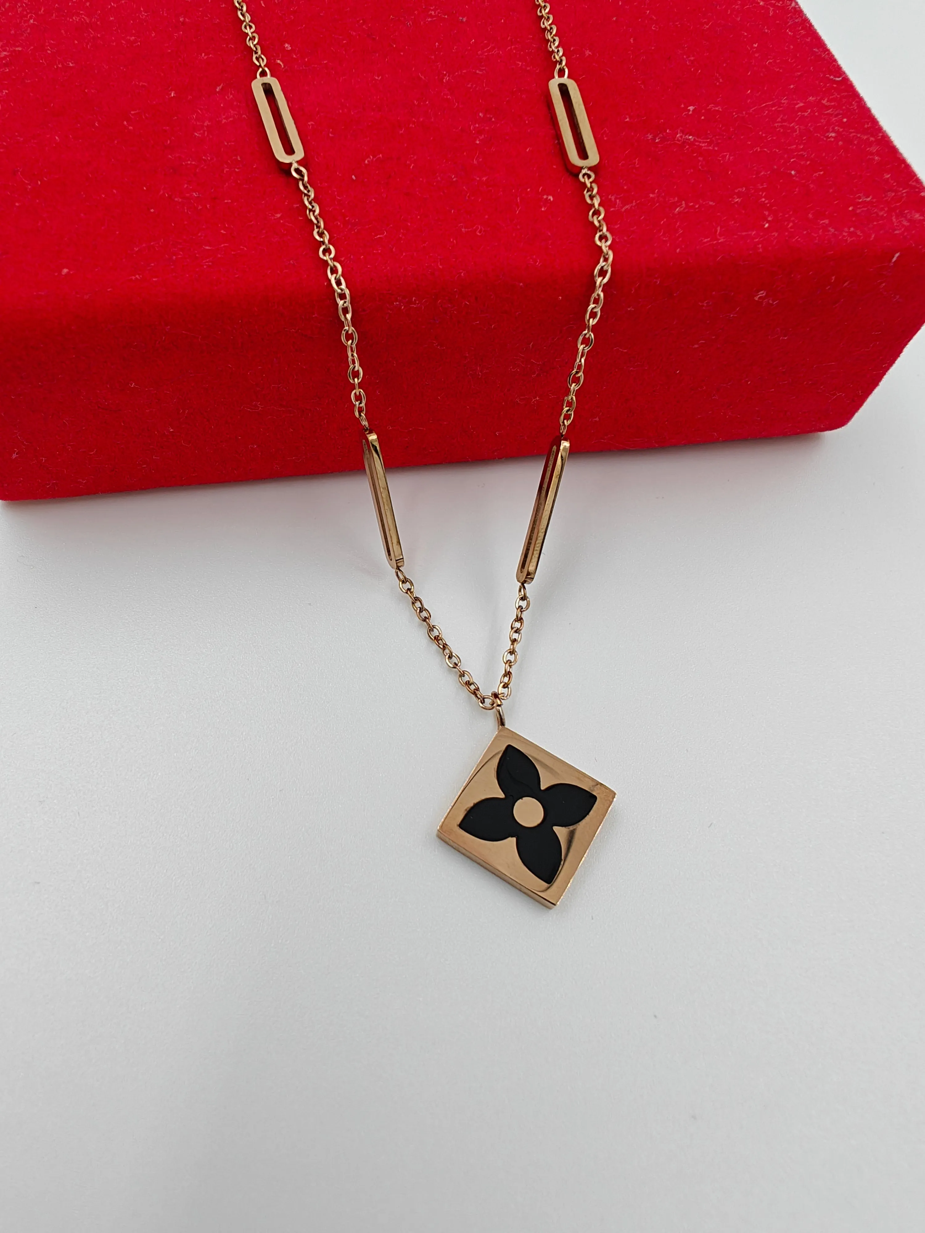 Elegant Anti-Tarnish Gold-Plated Pendant Necklace for Daily Wear